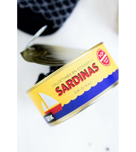 Calcetines en lata de Sardinas