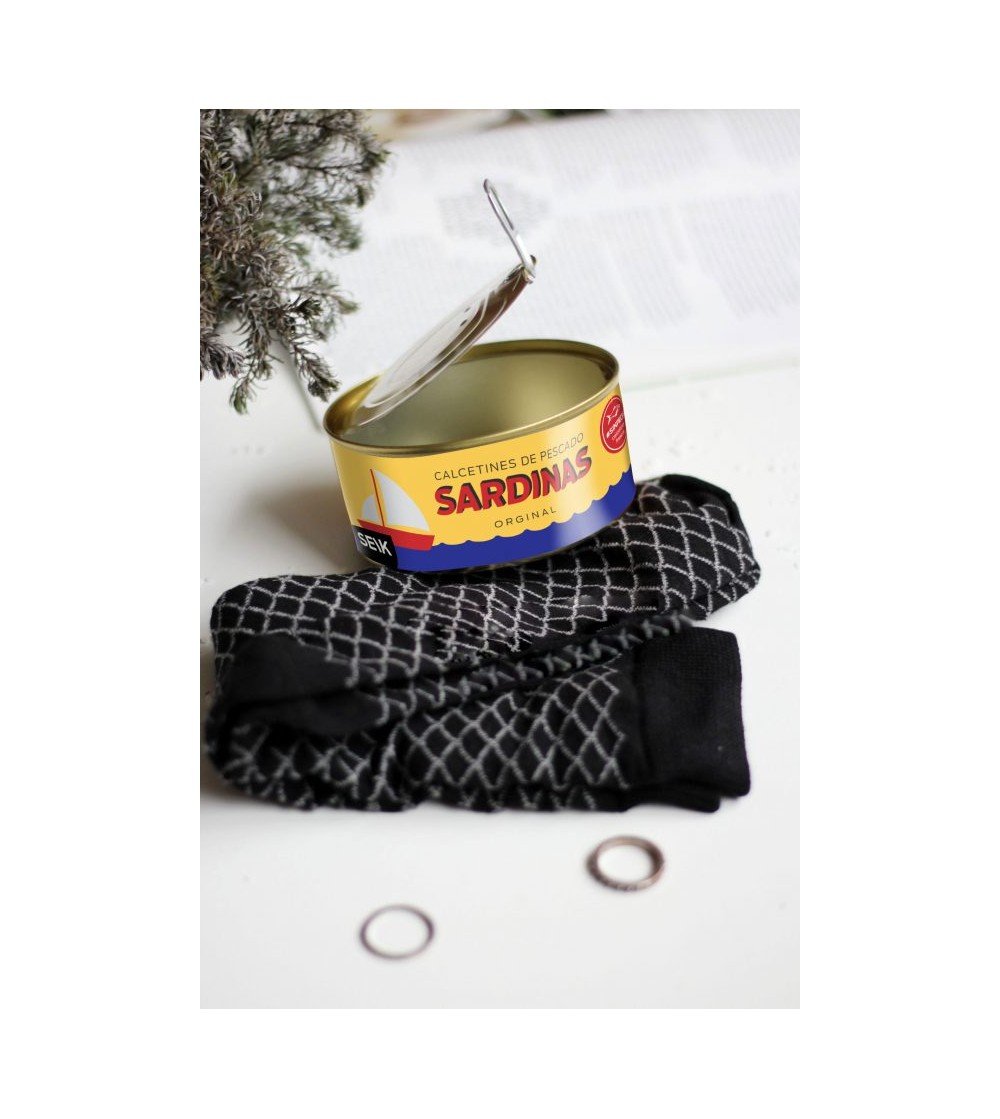 Calcetines en lata de Sardinas